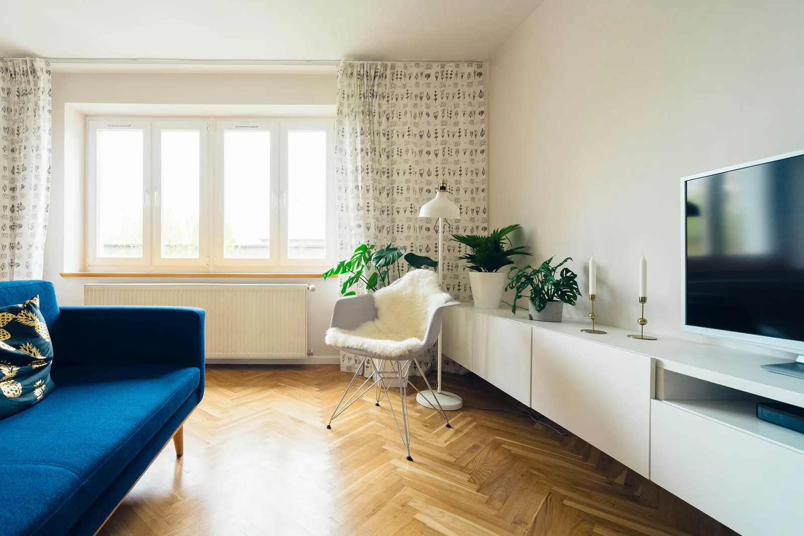 Salon repeint, parquet et moulures préservés